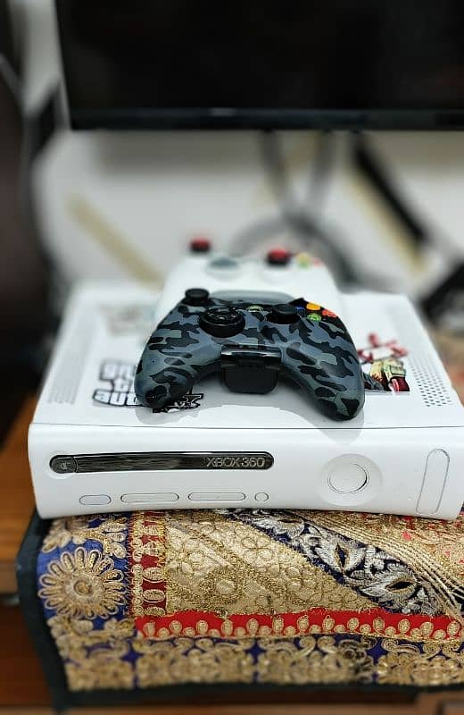 Xbox 360 in mint condition with two extra controlers 0