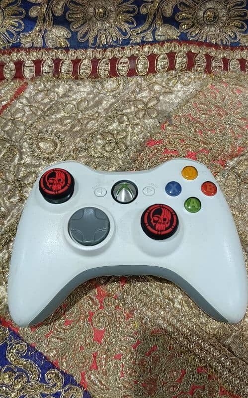 Xbox 360 in mint condition with two extra controlers 2