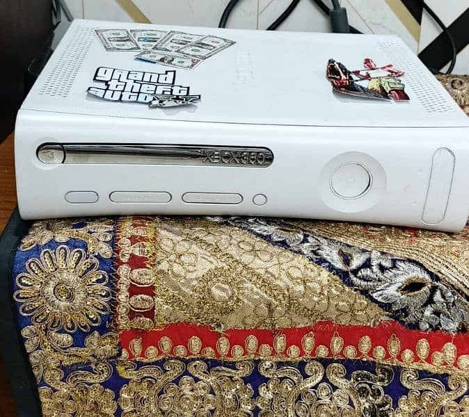 Xbox 360 in mint condition with two extra controlers 4