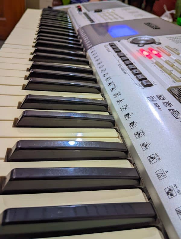 Yamaha PSR-E403 Piano Keyboard 1