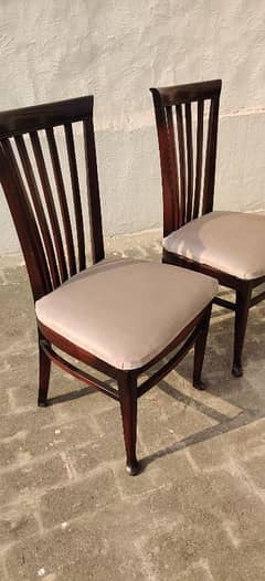 6 chairs and table round shape