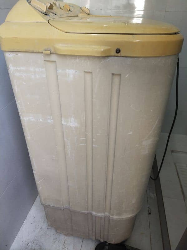 Haier washing machine with spinner. 0