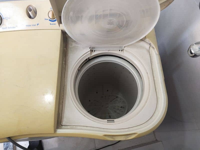 Haier washing machine with spinner. 1