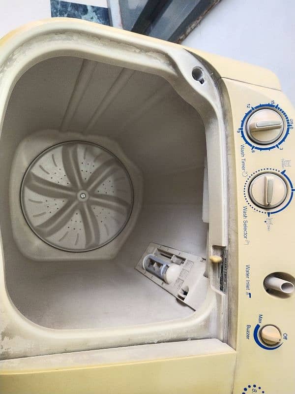 Haier washing machine with spinner. 2