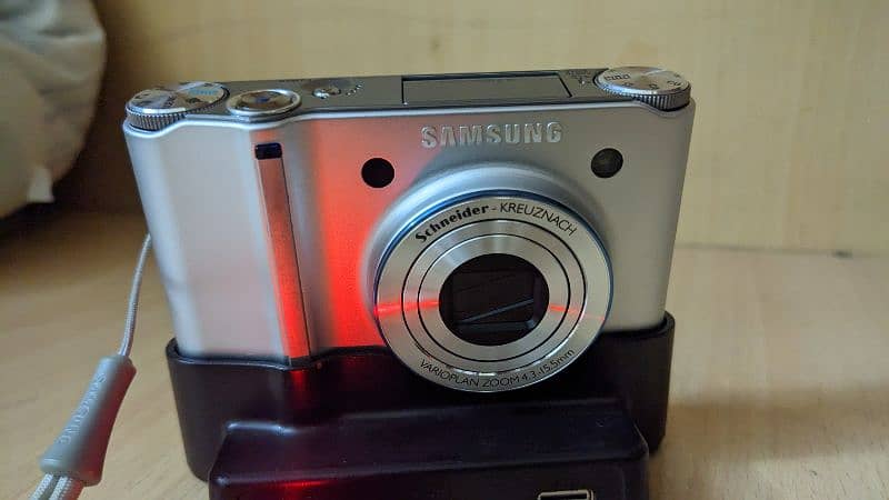 Samsung NV 24HD digital camera 0