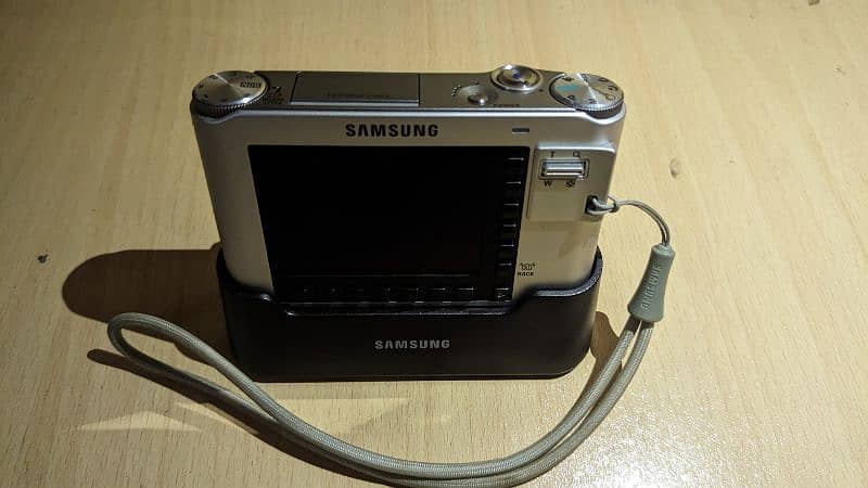 Samsung NV 24HD digital camera 1