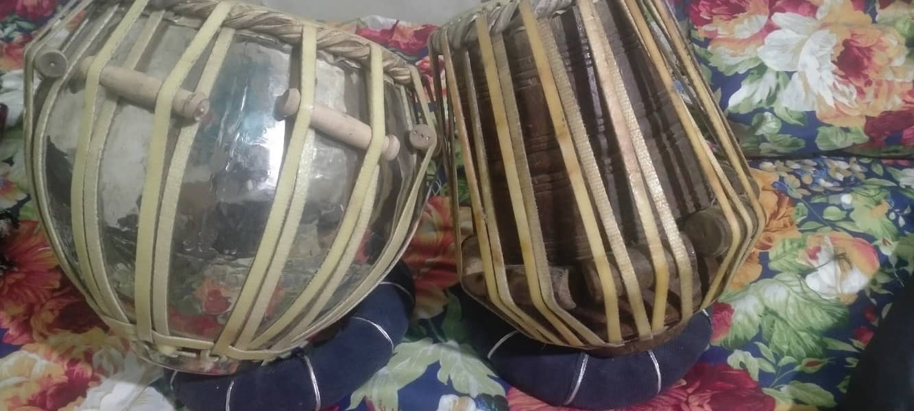 Tabla with black shisham chatu and Baya 1KG in 10/10 condition 1