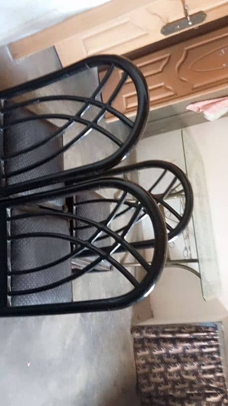 dining table in good condition with four chairs 5