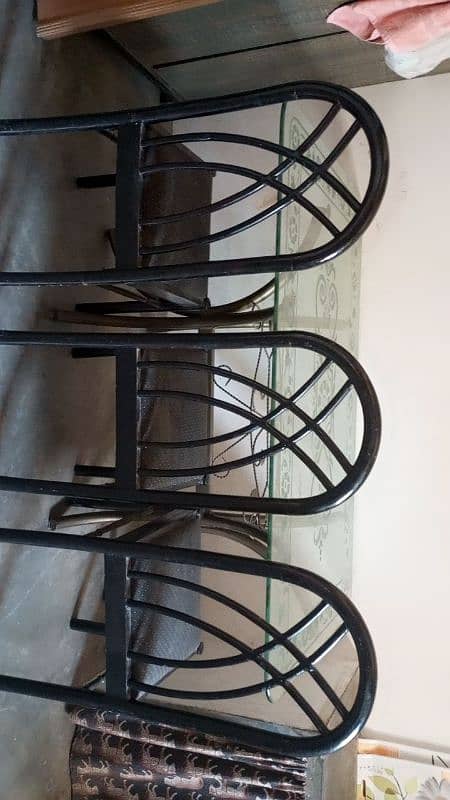 dining table in good condition with four chairs 6