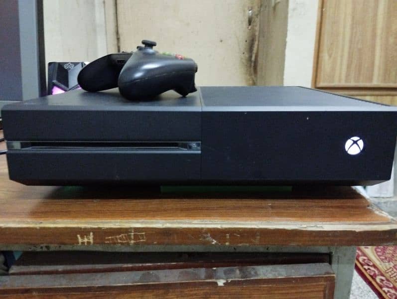 Xbox One Fat 500GB with 4 DVD Games. 2