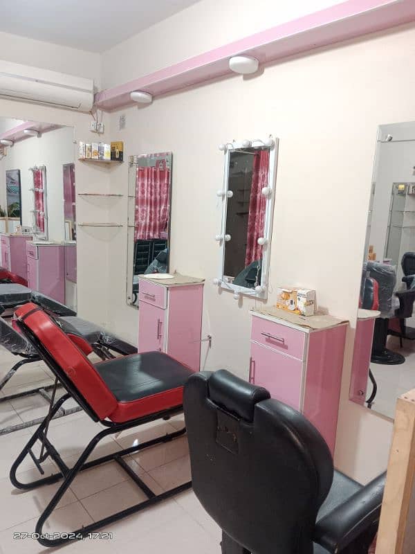 Ladies Beauty Salon Parlor for sale 5