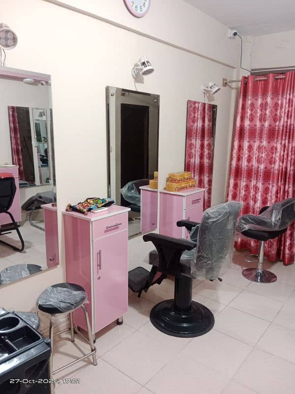 Ladies Beauty Salon Parlor for sale 6