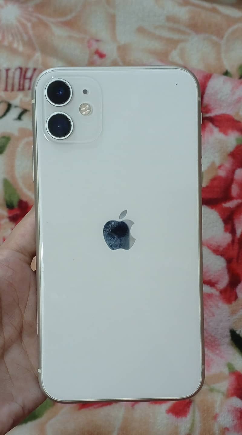 Iphone 11 64 gb in white color 4