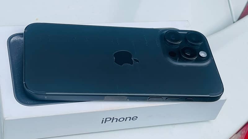 iPhone 15 Pro Max 256 gb BLACK TITANIUM COLOR 2