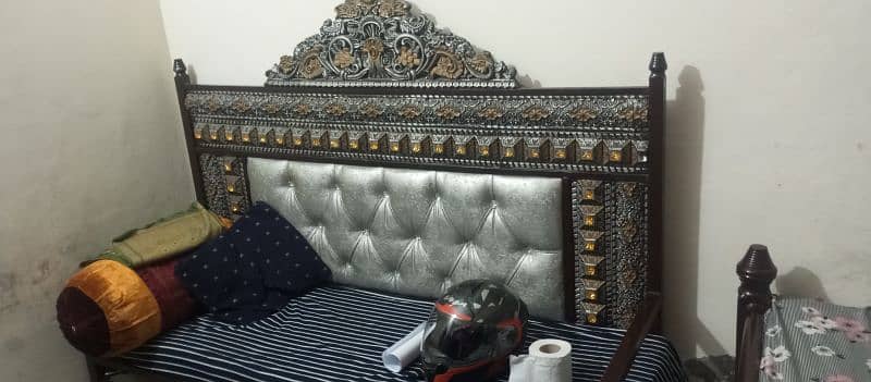 Double bed, Dressing table, Seatter 4