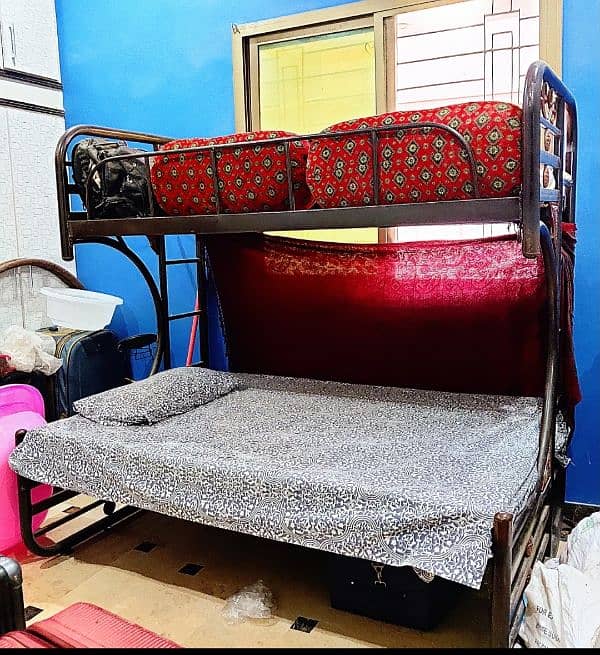 iron bunk bed without matress 0