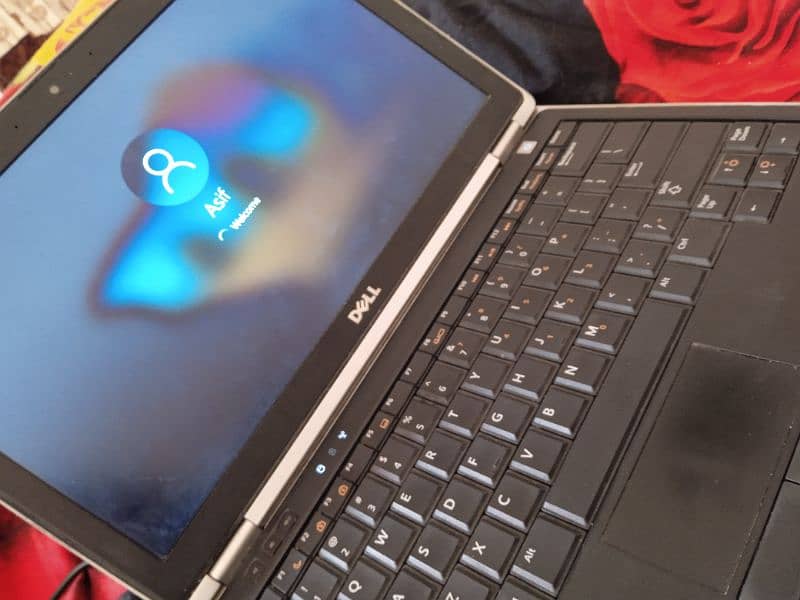 Selling *intel core i3 2nd gen* Dell latitude laptop 3