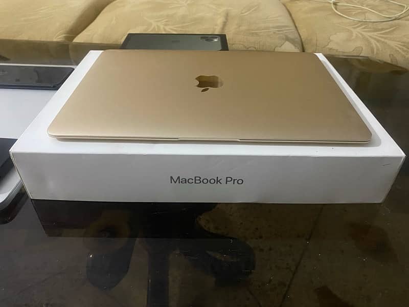 MacBook early 2015 retina display in exquisite condition 0