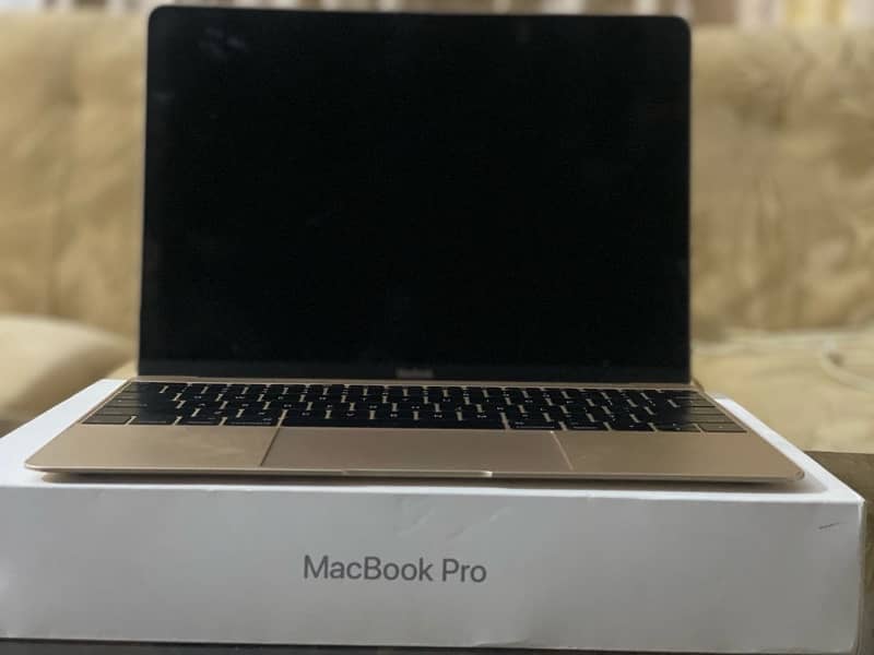 MacBook early 2015 retina display in exquisite condition 1