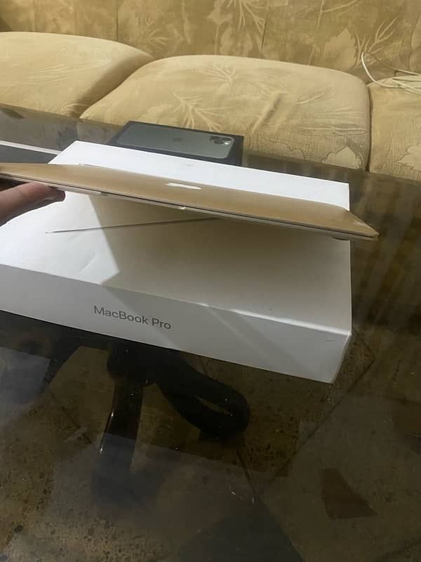 MacBook early 2015 retina display in exquisite condition 2