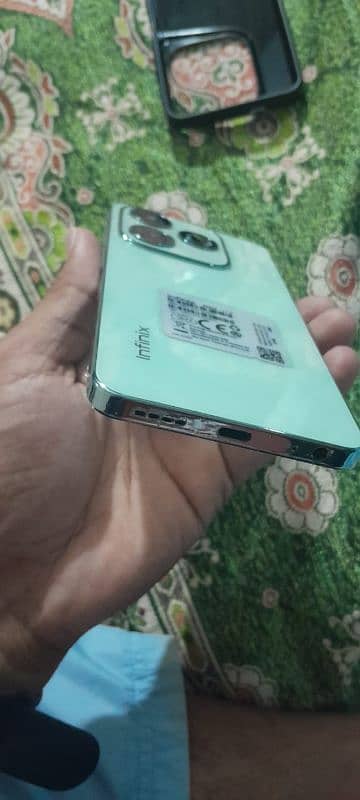 Infinix hot40i 8/128 . . . . All accessrie 5