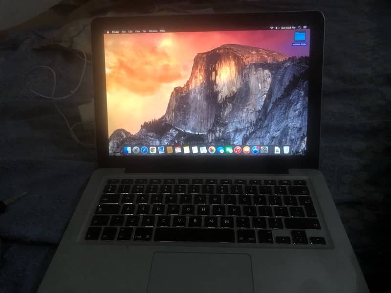 mac book pro 2010 in very good condition with charger 0