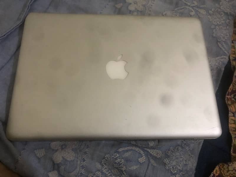 mac book pro 2010 in very good condition with charger 4