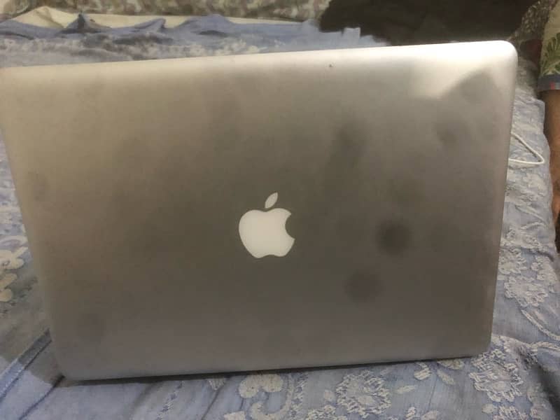 mac book pro 2010 in very good condition with charger 5