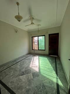 VIP portion for rent on VIP location 3bed 3bath kitchen TV lounge darwing room dayning room Pani bijli gas sab available