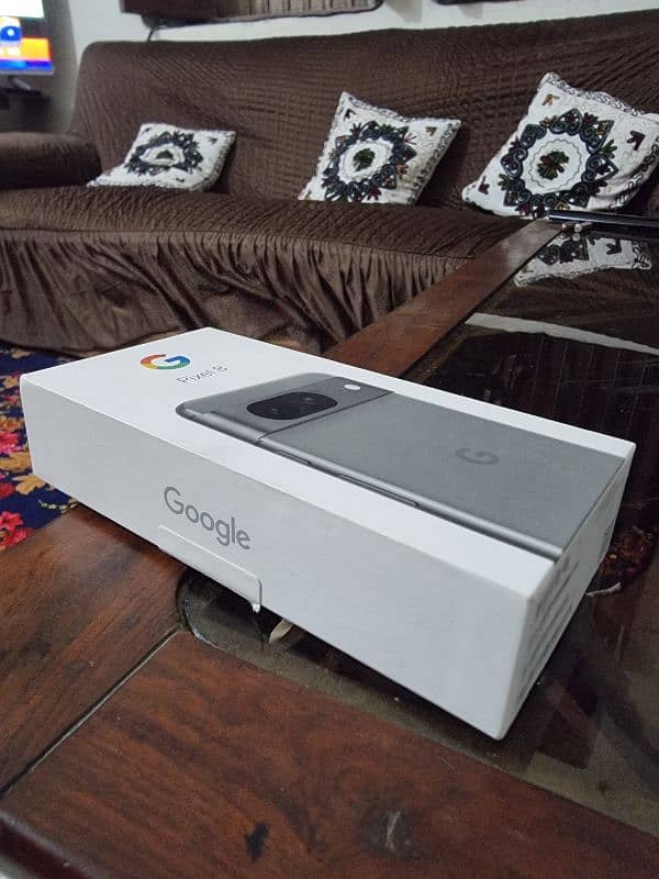 Google Pixel 8 with complete box and accessories 7