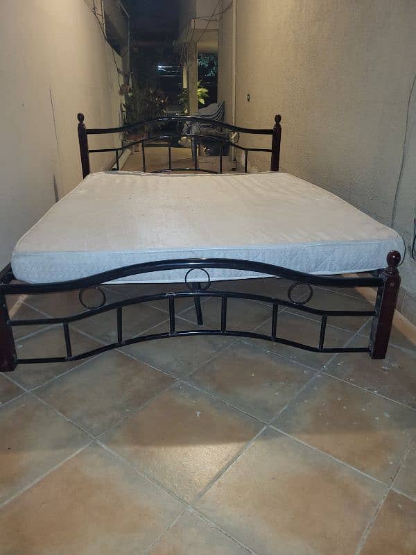 rot iron bed with mattress 4