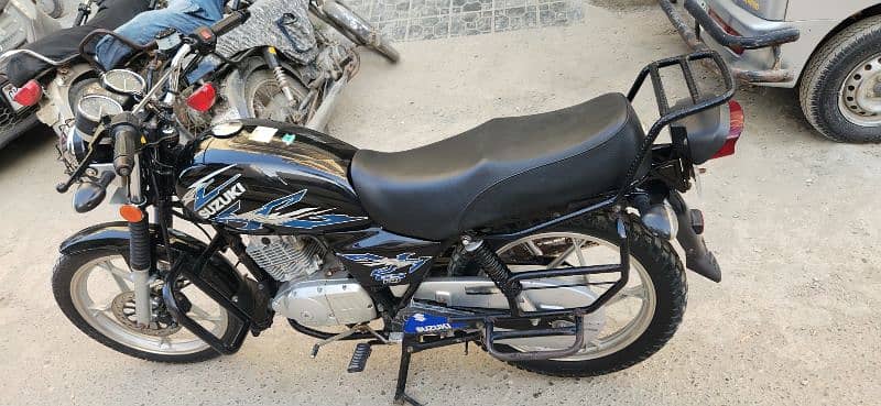 Suzuki GS 150 SE 6