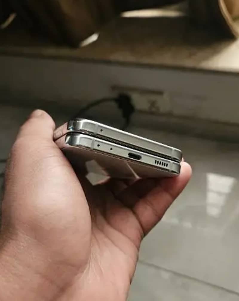 Samsung Z Flip 5 In Mint Condition 8