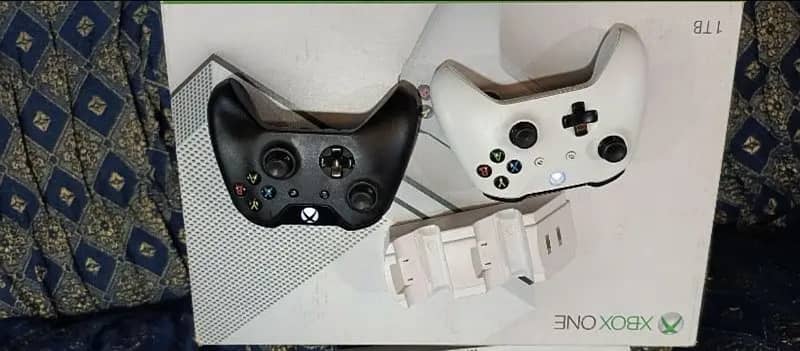 Xbox one s 1 tb with two controllers 9