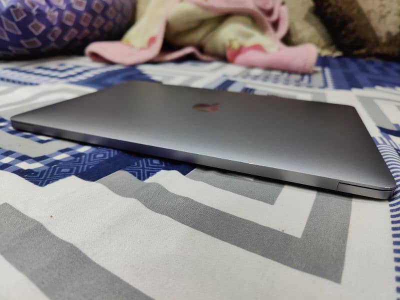 MacBook Pro 13 inch (2017) | 8 GB / 256 GB 5