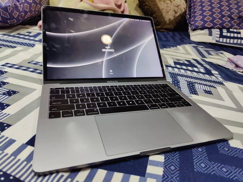 MacBook Pro 13 inch (2017) | 8 GB / 256 GB 6