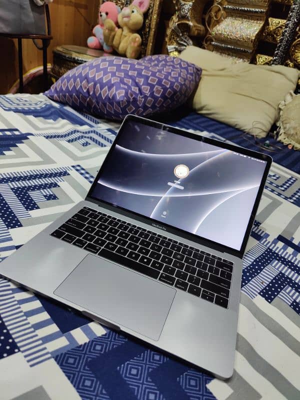 MacBook Pro 13 inch (2017) | 8 GB / 256 GB 7