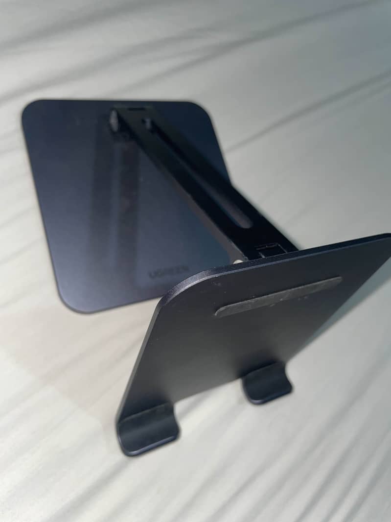 UGreen Ipad metal stand (Great Condition) 1