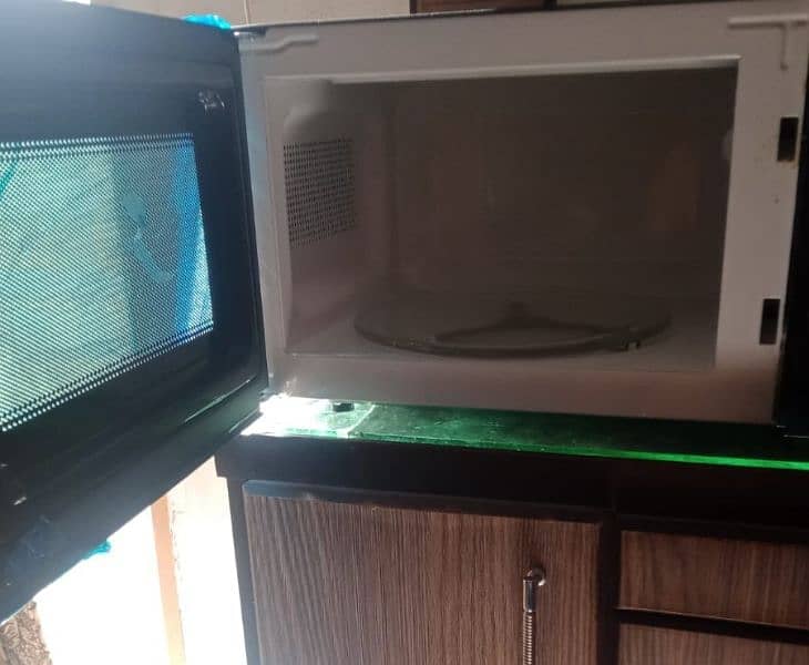 'Orient' MicroChef Microwave Oven 2