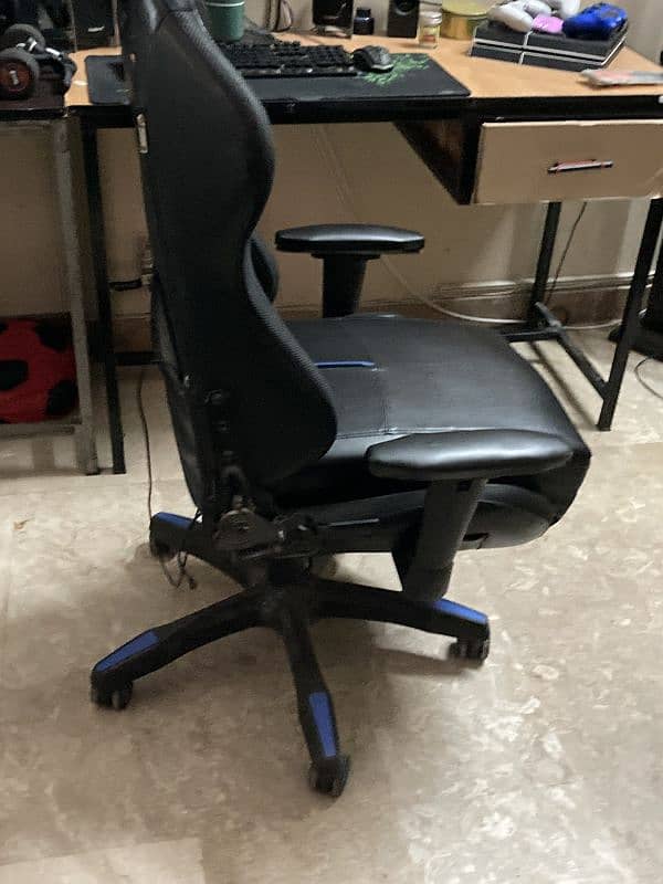 Razor Gaming chair (Good condition) 5