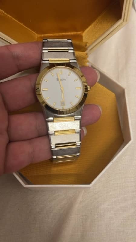 bulova watch in good condition with box 1