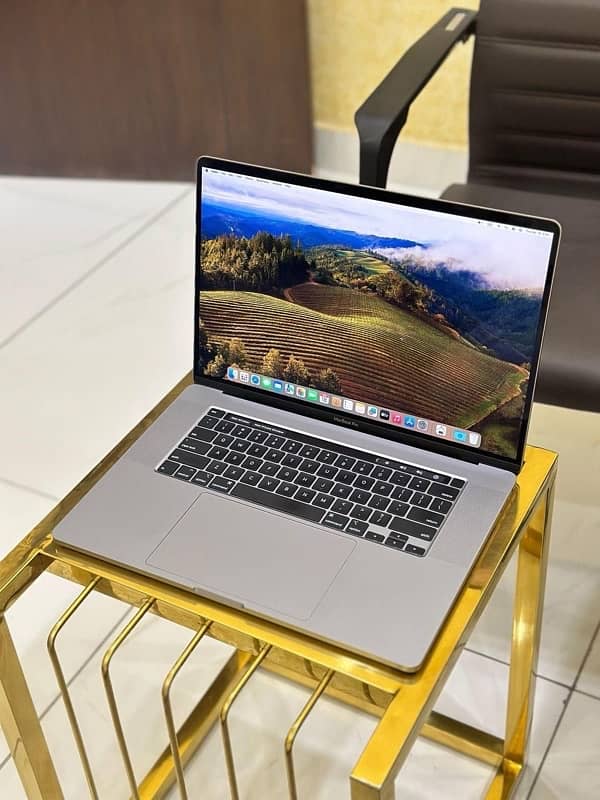 MACBOOK PRO 15.4’’ (2017) CORE I7 (16gb/512gb SSD) (4gb GRAPHICS CARD) 3