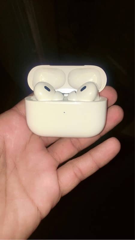 2nd generation AirPod 10/10 4