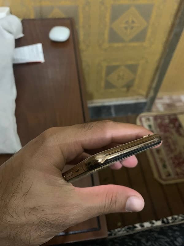 iPhone Xs  64 gb 4