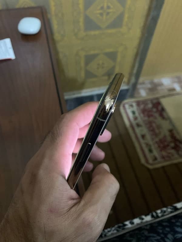 iPhone Xs  64 gb 7