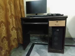 computer table in very good condition 0