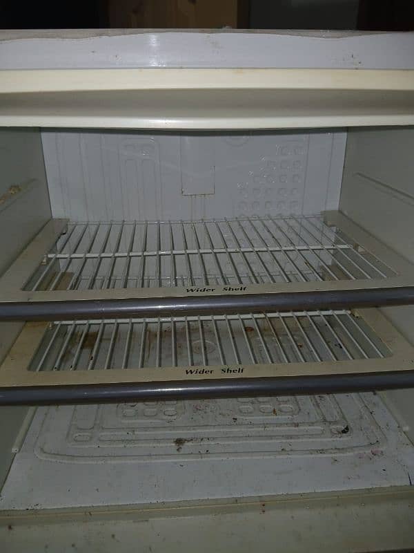 fridge urgent sale. . . 1