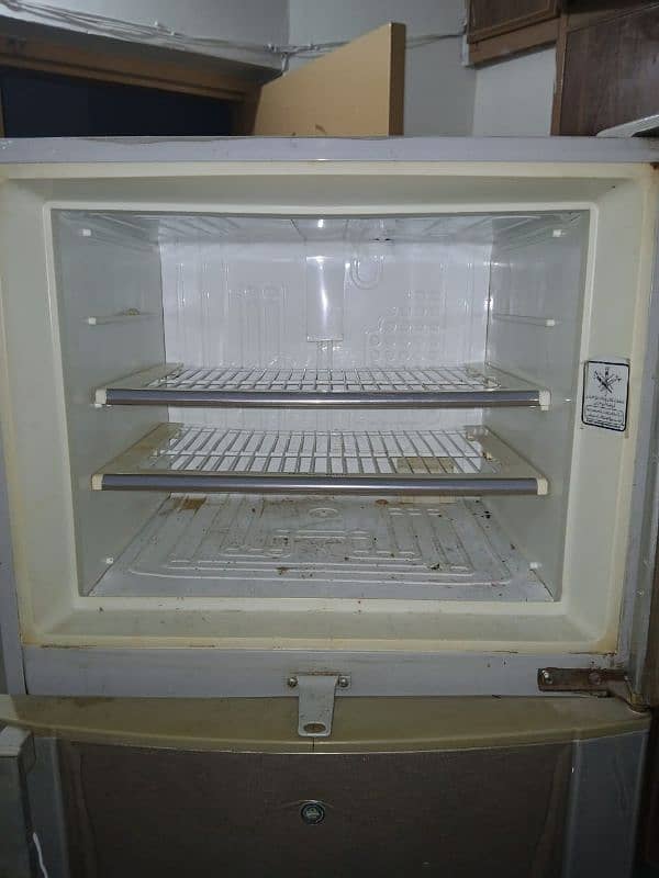 fridge urgent sale. . . 3