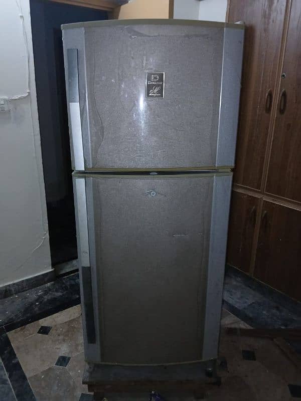 fridge urgent sale. . . 4