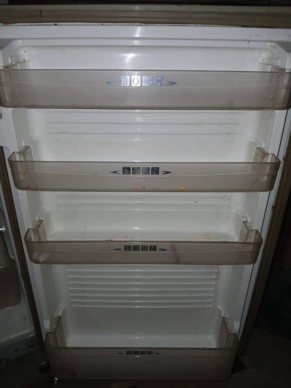 fridge urgent sale. . . 7